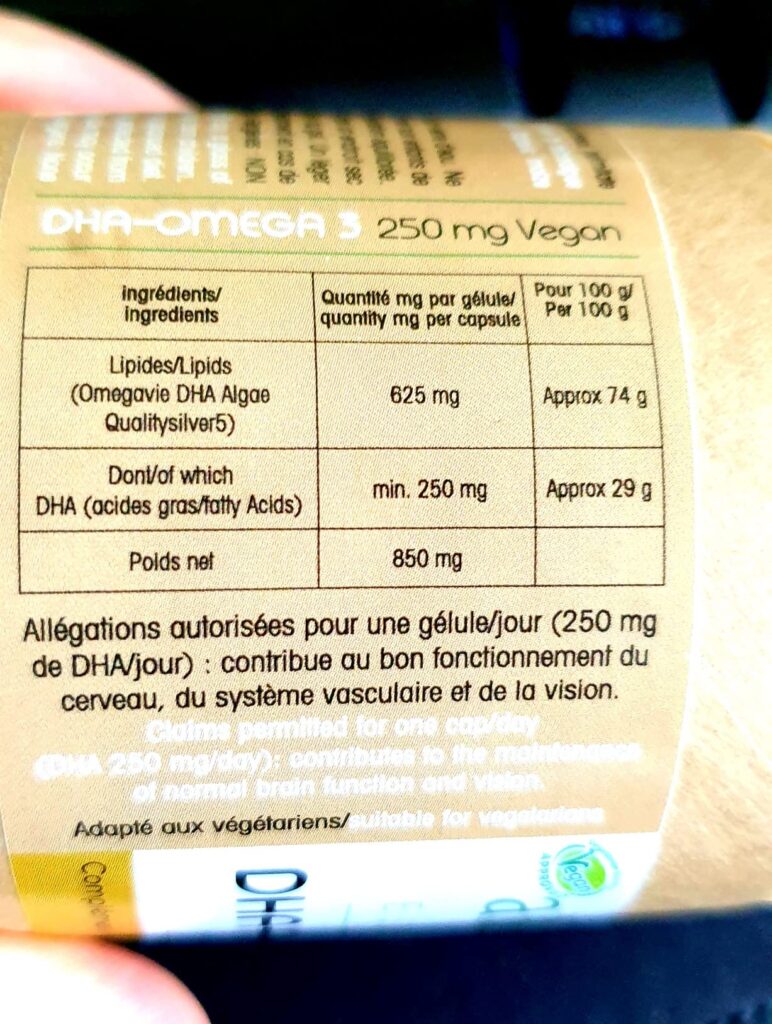 Tableau des valeurs nutritionnelles du complément alimentaire DHA-Omega 3. On y voit la quantité par gélule et pour 100g, ain...
