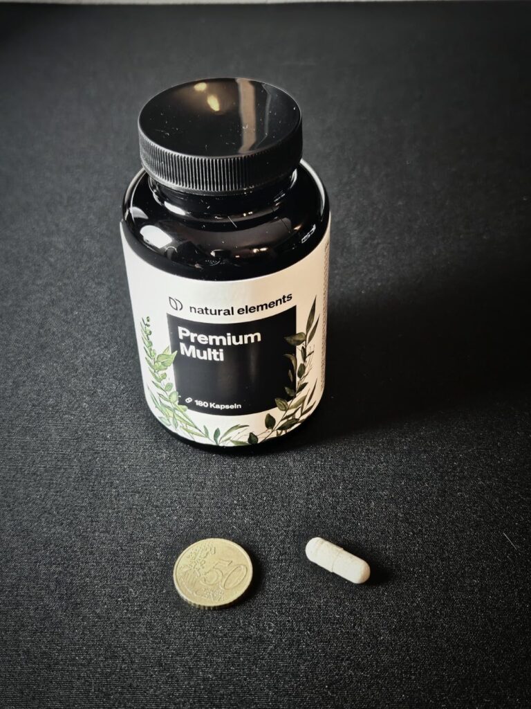 Le flacon de compléments alimentaires, une pièce de monnaie et une gélule sont présentés côte à côte sur un fond sombre pour...