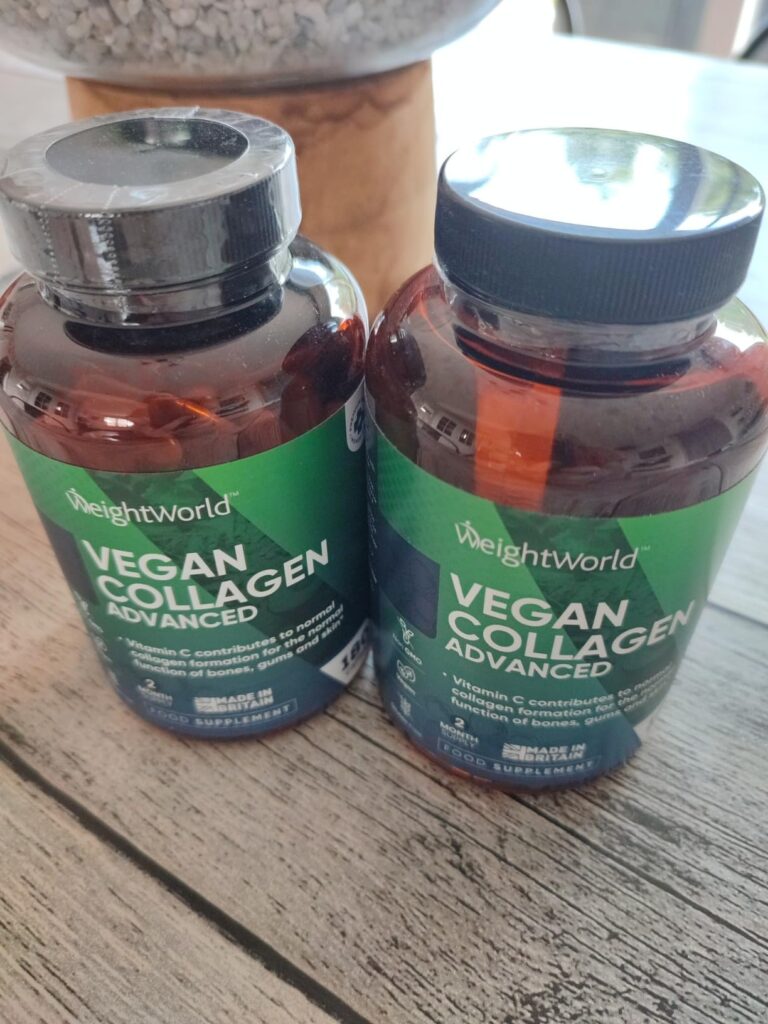 Deux flacons de compléments alimentaires 'Vegan Collagen Advanced' posés sur une table en bois.