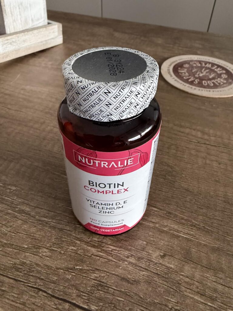 Flacon de Biotin Complex, opercule de protection partiellement visible