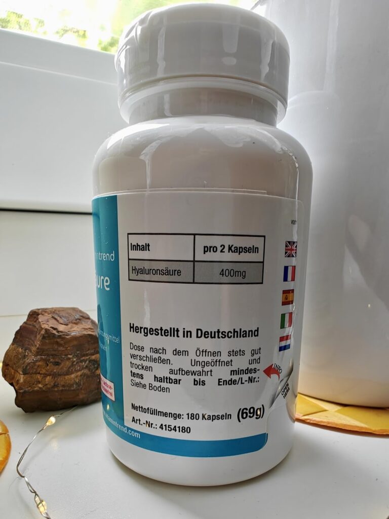 Bouteille de complément alimentaire sur un rebord de fenêtre, vue de dos avec l'étiquette affichant les informations nutritio...