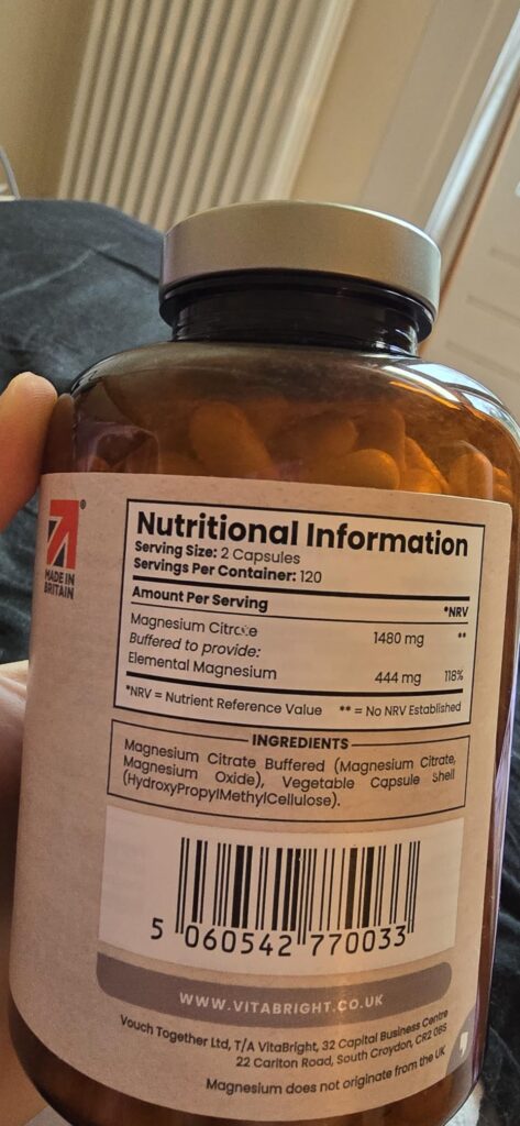 Vue rapprochée de l'étiquette arrière d'une bouteille de citrate de magnésium, montrant les informations nutritionnelles et l...