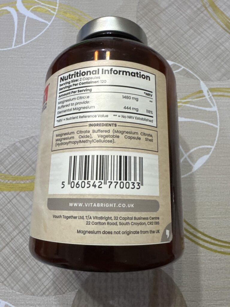 Vue de l'étiquette arrière d'une bouteille de citrate de magnésium, montrant les informations nutritionnelles et les ingrédie...