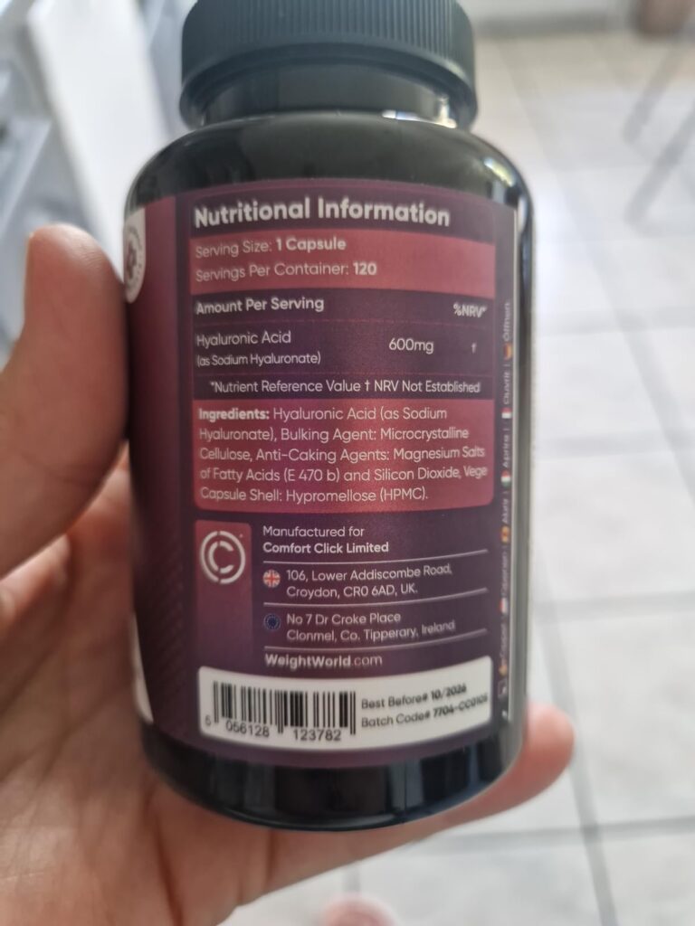 Arrière de la bouteille tenue à la main, avec les informations nutritionnelles et ingrédients