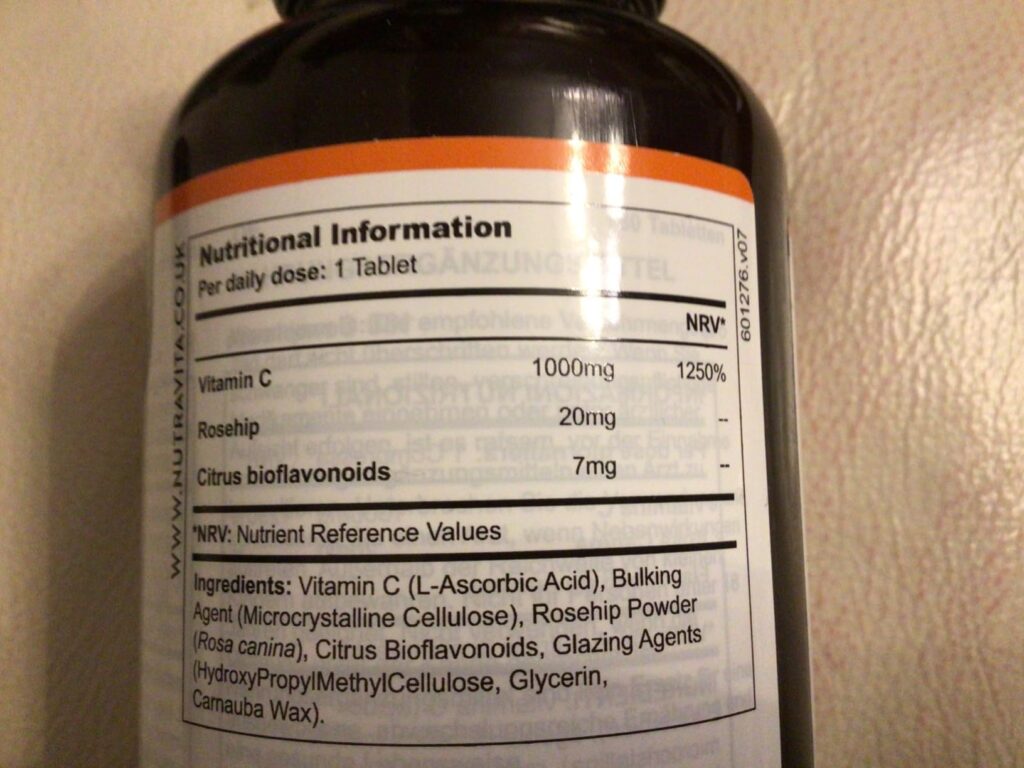 L'étiquette du flacon de vitamine C avec les informations nutritionnelles et la liste des ingrédients.