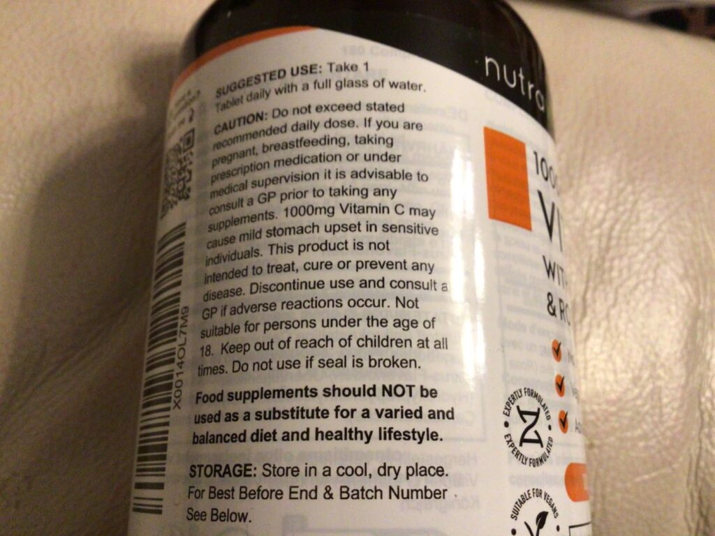 L'étiquette du flacon de vitamine C avec les mises en garde et les conseils d'utilisation.
