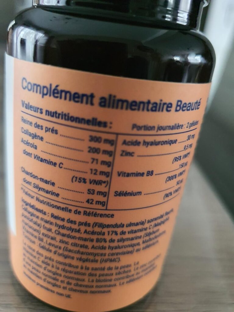 Gros plan sur l'étiquette au dos du flacon de complément alimentaire, détaillant les valeurs nutritionnelles et les ingrédien...