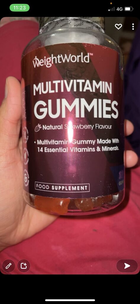 Bouteille de multivitamines WeightWorld tenue à la main, vue de face, avec interface de capture d'écran.