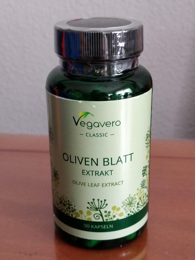 La bouteille de compléments alimentaires Vegarero Oliven Blatt Extrakt posée sur un meuble clair, vue de face, le même produi...