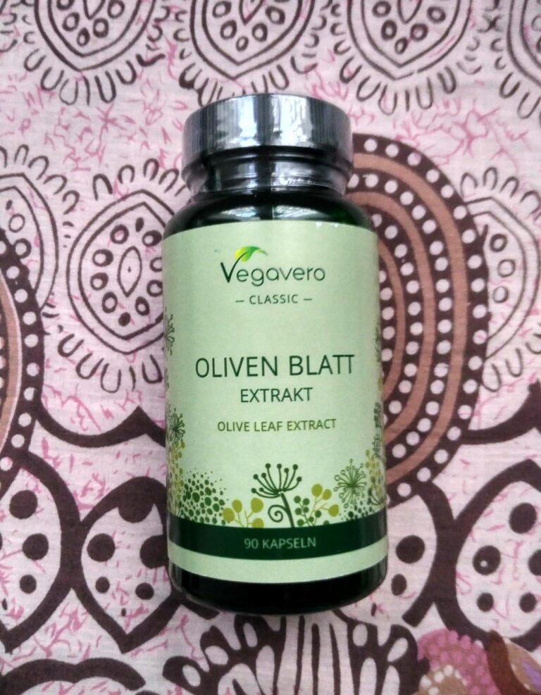 La bouteille de compléments alimentaires Vegarero Oliven Blatt Extrakt posée sur un tissu coloré, vue de face.