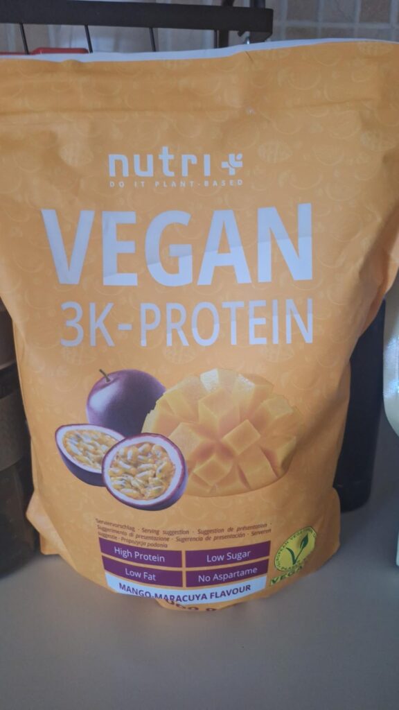 Un gros plan sur le sachet de protéine Vegan. Le sachet est mis en situation, comme sur l'image précédente, mais l'image se c...