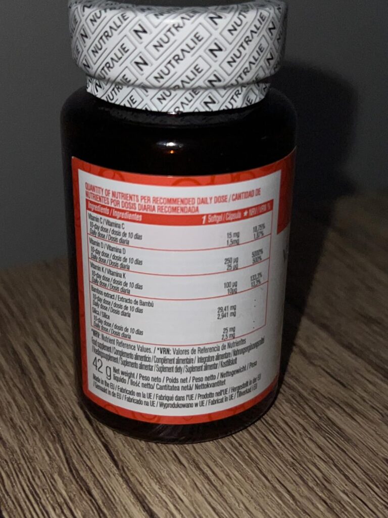 L'étiquette du flacon détaillant les valeurs nutritionnelles et les ingrédients.