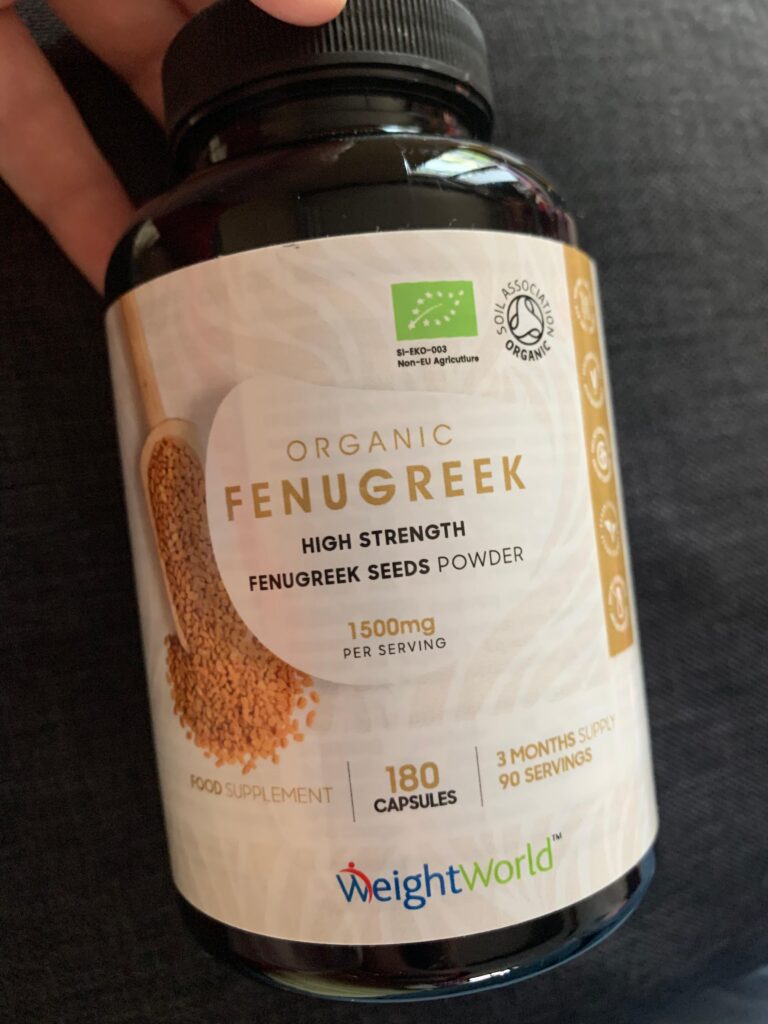 Bouteille de compléments alimentaires au fenugrec, vue de face. La bouteille est foncée, avec une étiquette blanche et dorée....