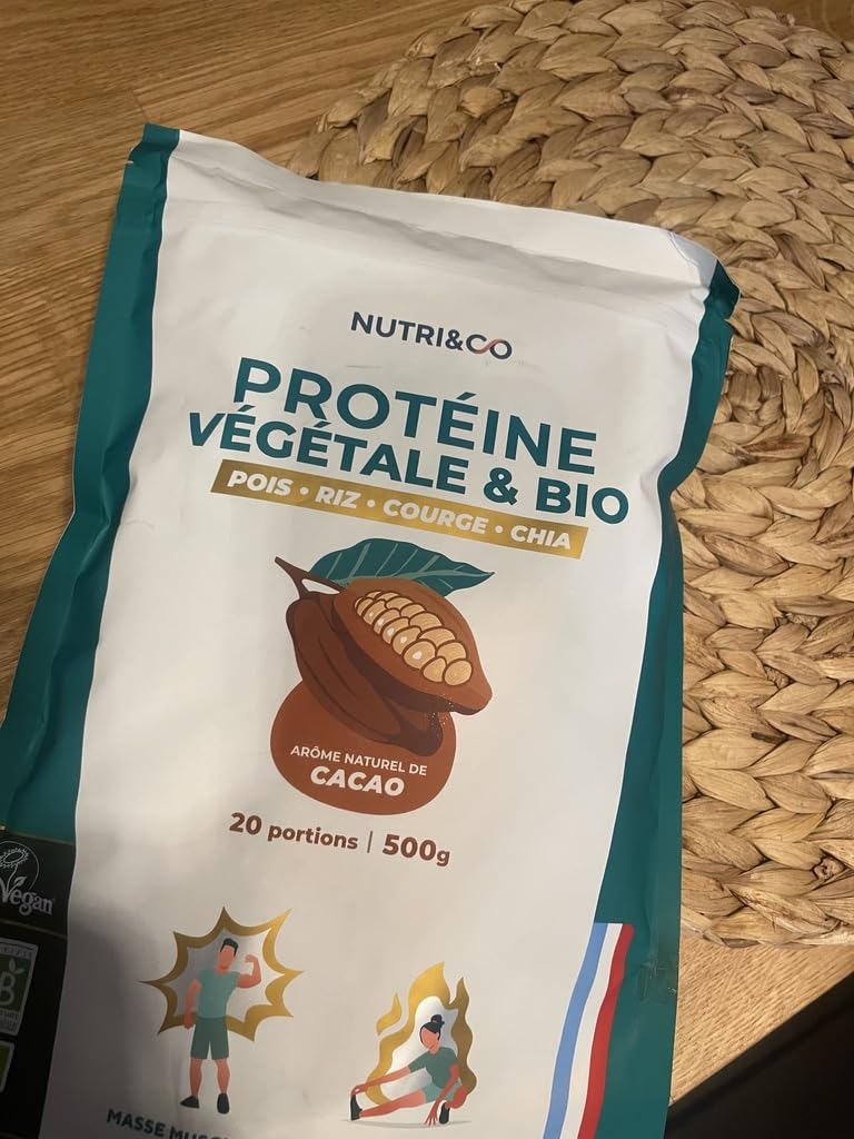 Le sachet de protéines végétales Nutri&Co posé sur une surface texturée. Vue de près du sachet, montrant les détails de l'emb...