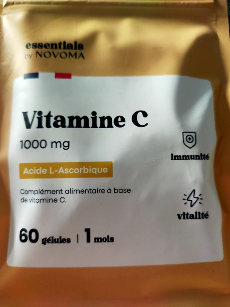 Vue frontale du sachet de vitamines C sur un fond uni, légèrement de biais, montrant le même visuel que l'image 0 mais légère...