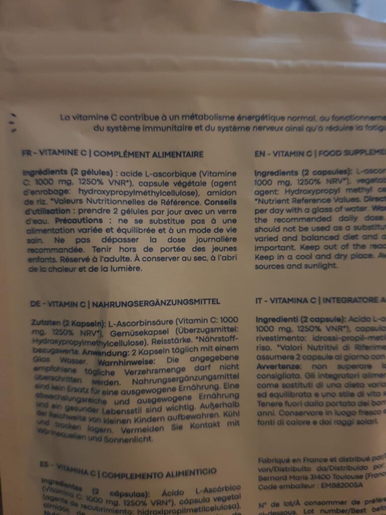 Détail du dos de l'emballage du sachet de vitamines C, avec les informations nutritionnelles et d'utilisation en plusieurs la...