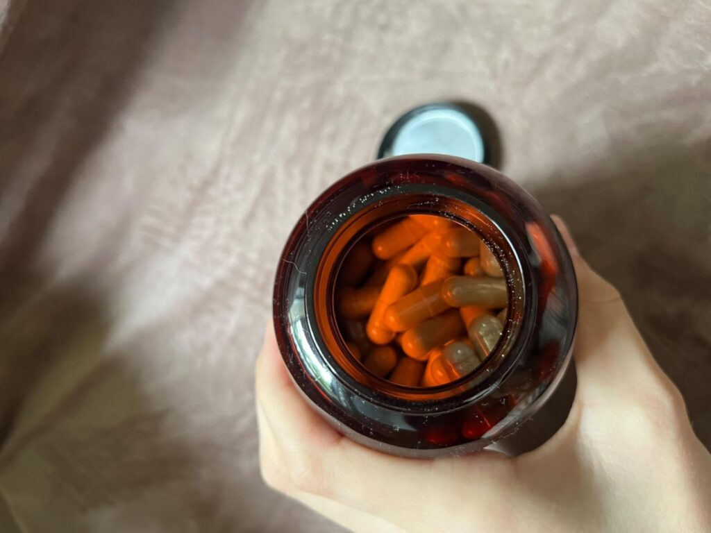 Vue de dessus du flacon, montrant les capsules à l'intérieur.