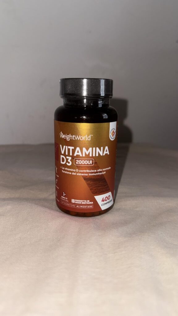 Flacon de vitamine D3 sur un fond clair, vue frontale.