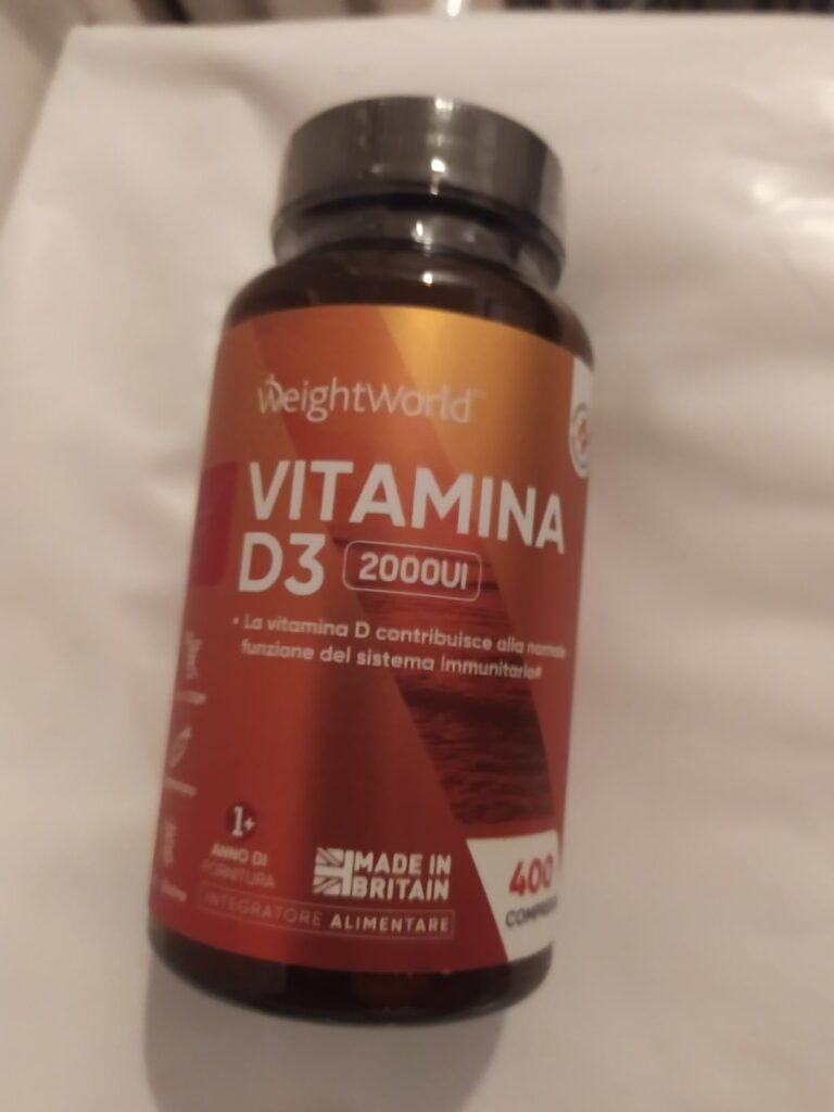 Flacon de vitamine D3 sur un fond clair, vue légèrement de côté.