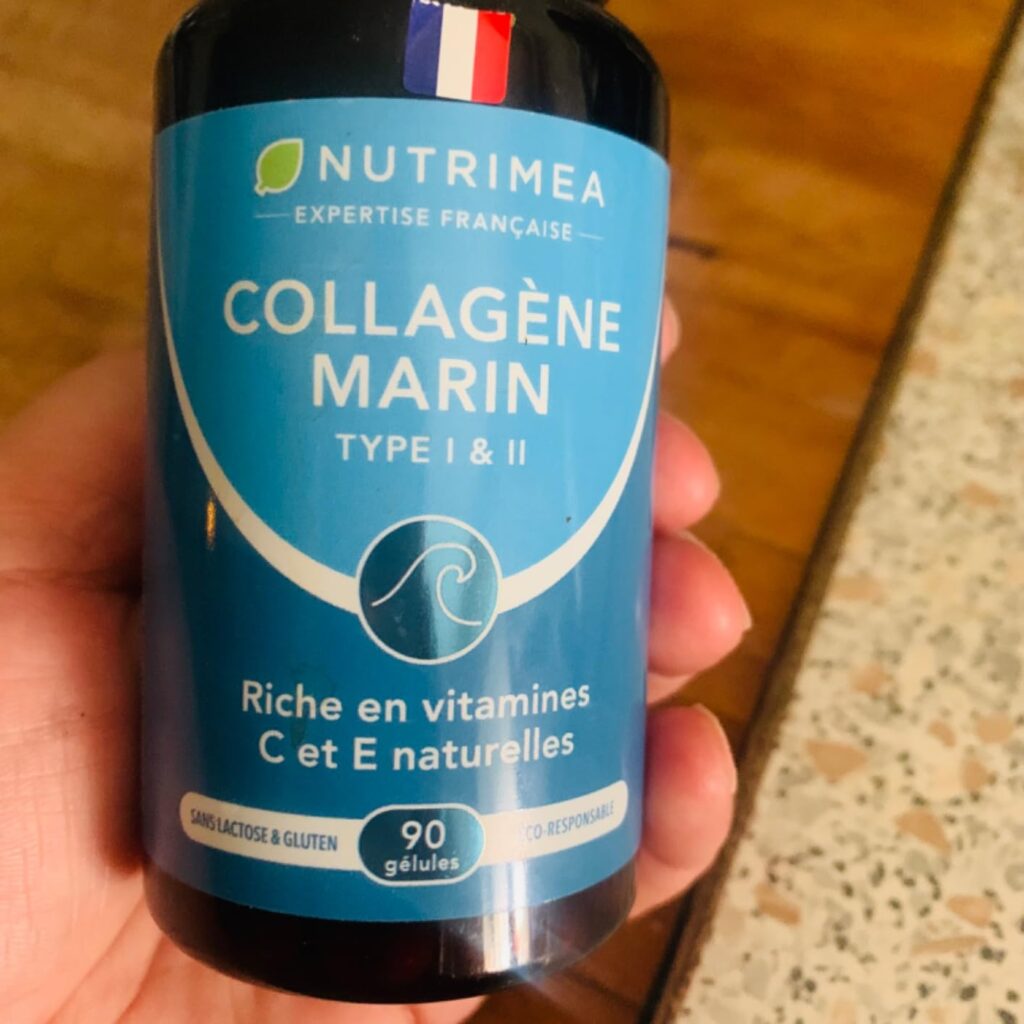 Un flacon de compléments alimentaires Nutriméa Collagène Marin Type I & II, tenu dans une main.