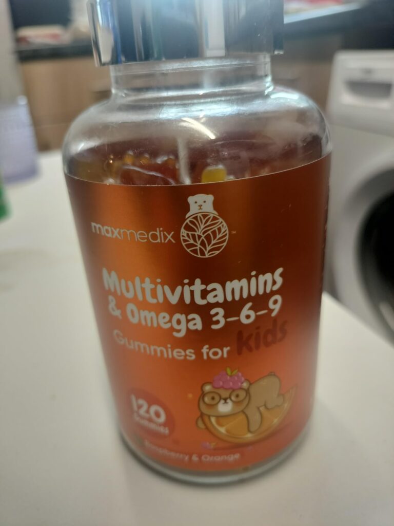 Bouteille de multivitamines pour enfants, vue de face, avec l'étiquette principale visible.