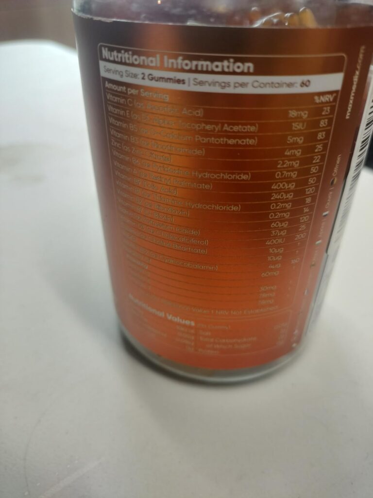 Vue partielle de l'arrière de la bouteille, montrant une partie des informations nutritionnelles, avec un angle légèrement di...