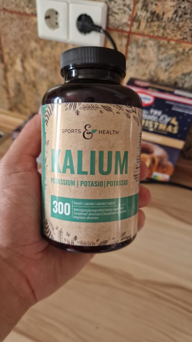 Bouteille de potassium en main