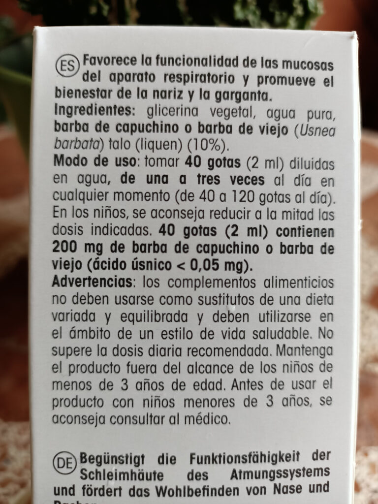Gros plan sur le texte des informations nutritionnelles et d'utilisation imprimé sur le côté de la boîte.