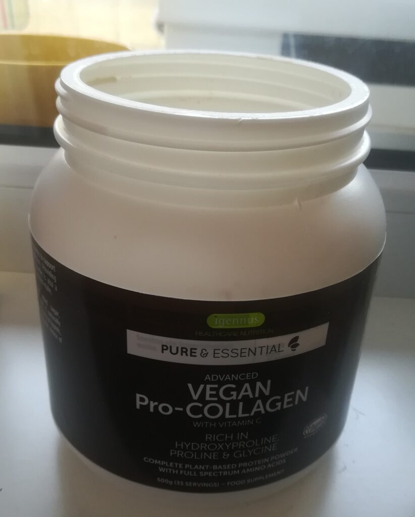Pot de complément alimentaire Pro-Collagen ouvert, vue de dessus en légère contre-plongée.