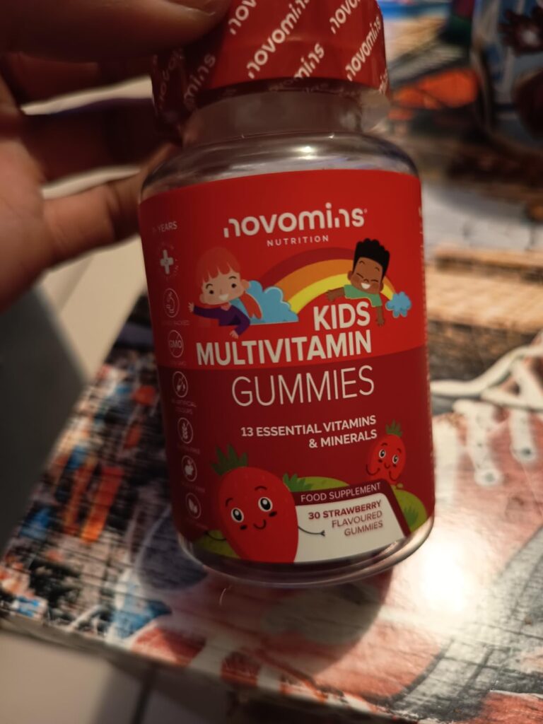 Bouteille de multivitamines pour enfants, vue de face, montrant l'étiquette. Identique au visuel 0, mais plus rapproché.