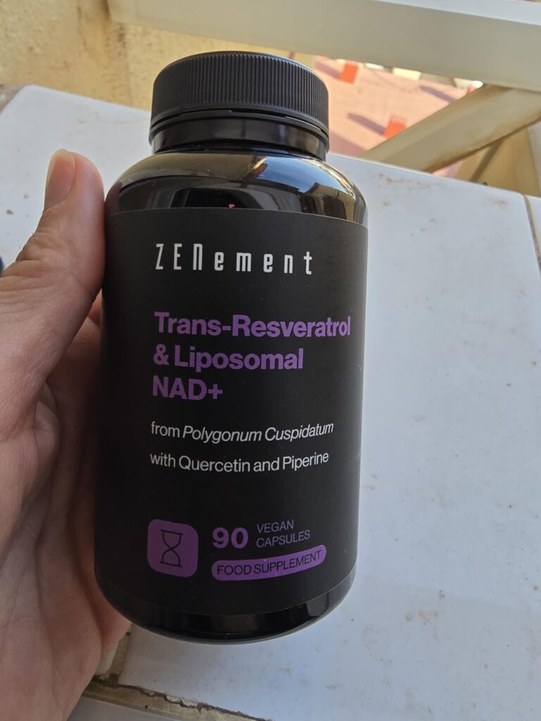 Flacon de Trans-Resveratrol tenu dans une main, montrant le côté et le couvercle.