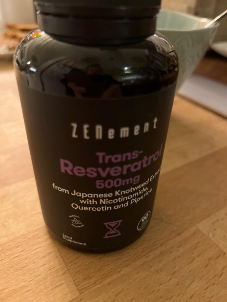 Flacon de Trans-Resveratrol posé sur une table en bois, montrant les informations principales du produit.