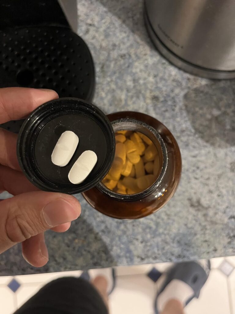 Gros plan sur les comprimés de citrate de potassium dans le bouchon d'un flacon