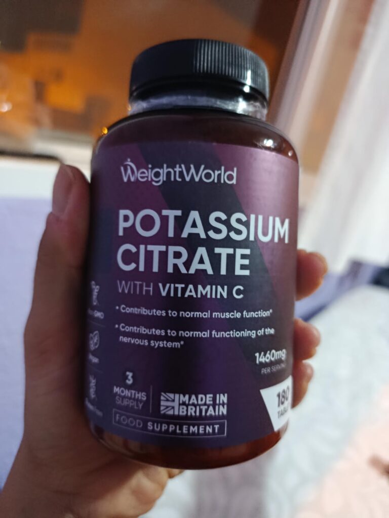 Photo du flacon de Potassium Citrate avec Vitamine C, flou à l'arrière-plan