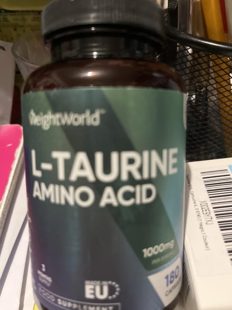 Flacon de L-taurine en gros plan.