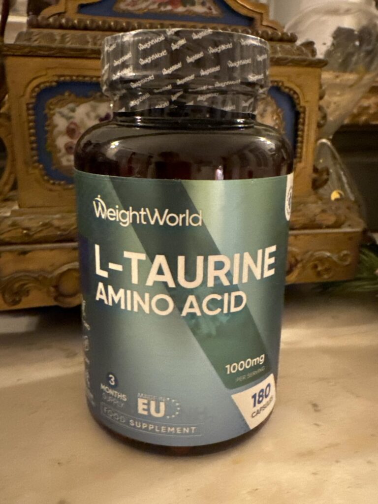 Flacon de L-taurine posé sur un meuble. On voit le devant du flacon, comme sur l'image 0.