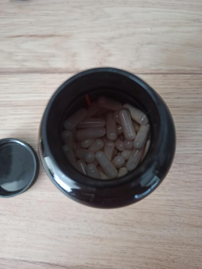 Vue du dessus de la bouteille de probiotiques WeightWorld, montrant les gélules à l'intérieur.