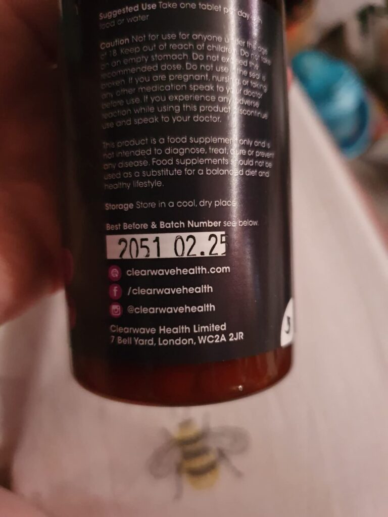Partie inférieure du flacon de biotine avec la date de péremption et les informations de contact.