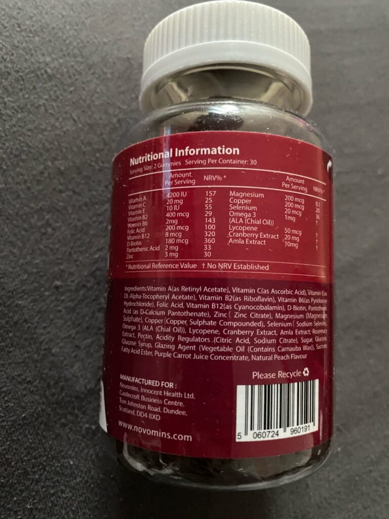 L'étiquette du flacon d'Adult Multivitamin Gummies, vue de côté, avec les informations nutritionnelles et la liste des ingréd...