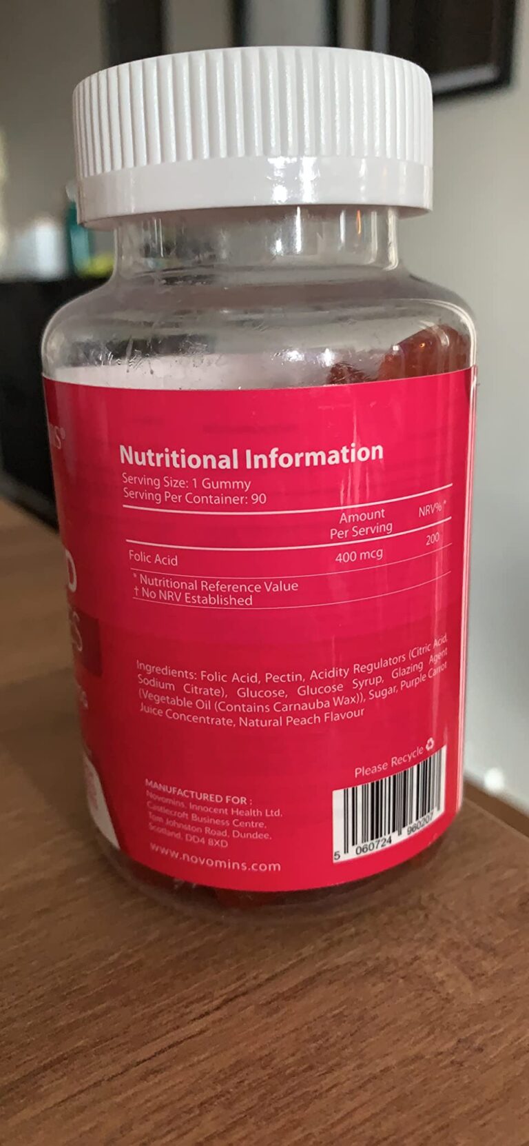 Gros plan sur l'étiquette au dos de la bouteille, avec les informations nutritionnelles.
