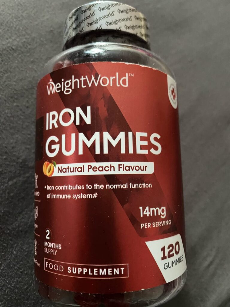 Gros plan sur le flacon de WeightWorld Iron Gummies, montrant l'étiquette. Ce flacon est le même que celui du visuel 0, mais...