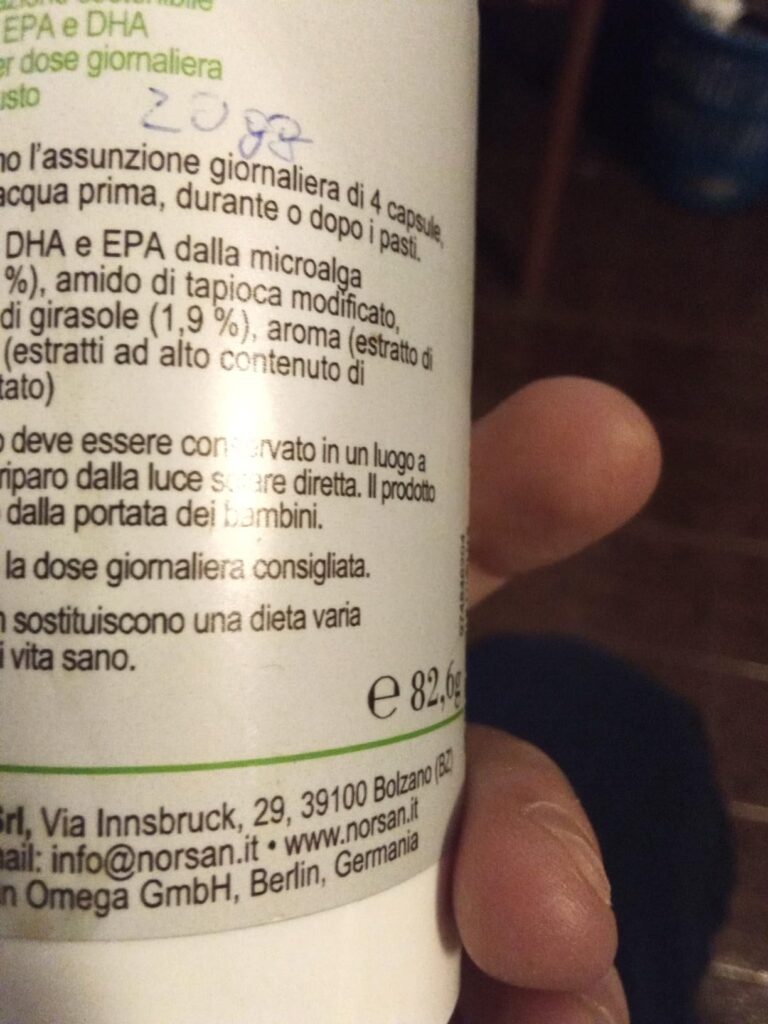 Détail de l'étiquette d'un flacon de compléments alimentaires, montrant les ingrédients et les informations légales en italie...