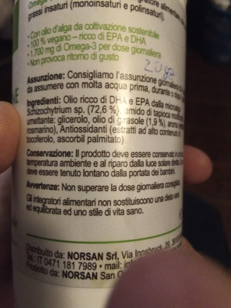 Détail de l'étiquette d'un flacon de compléments alimentaires, montrant les ingrédients et les informations légales en italie...