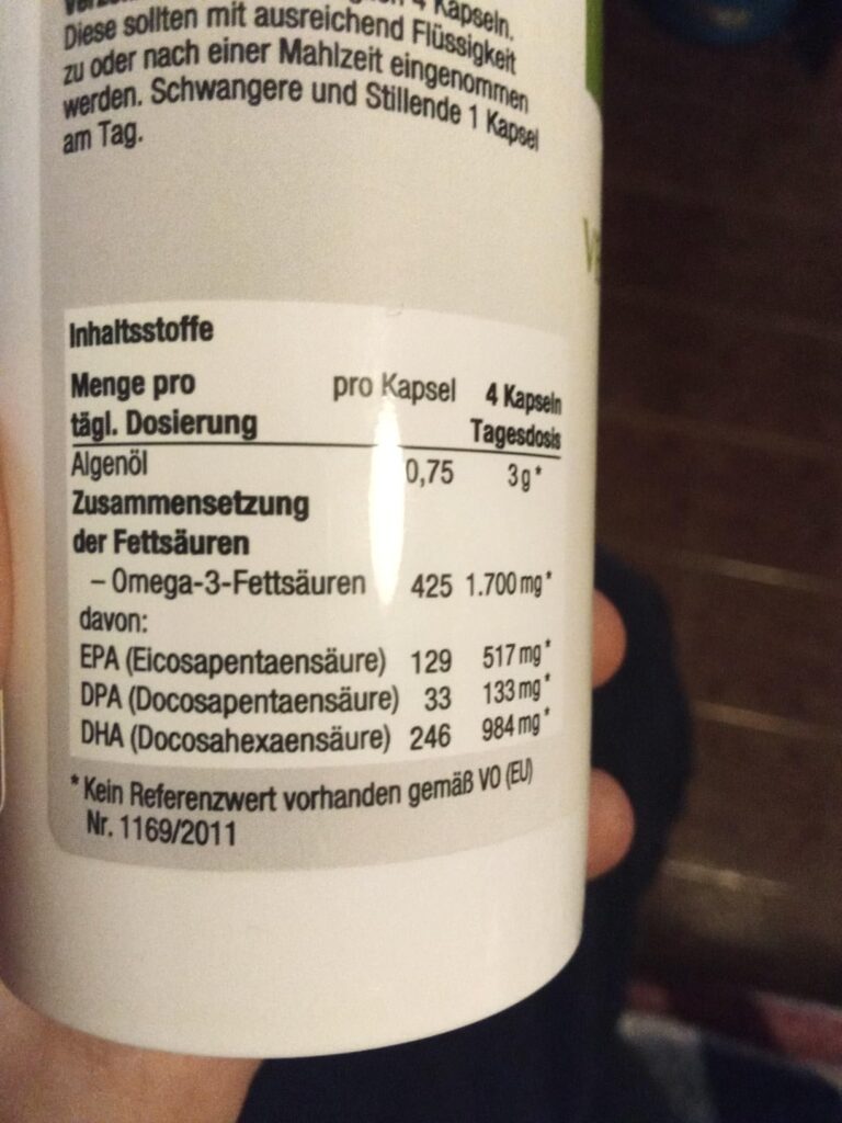 Tableau des valeurs nutritionnelles en allemand pour des gélules d'oméga-3, avec la quantité par capsule et pour 4 capsules.