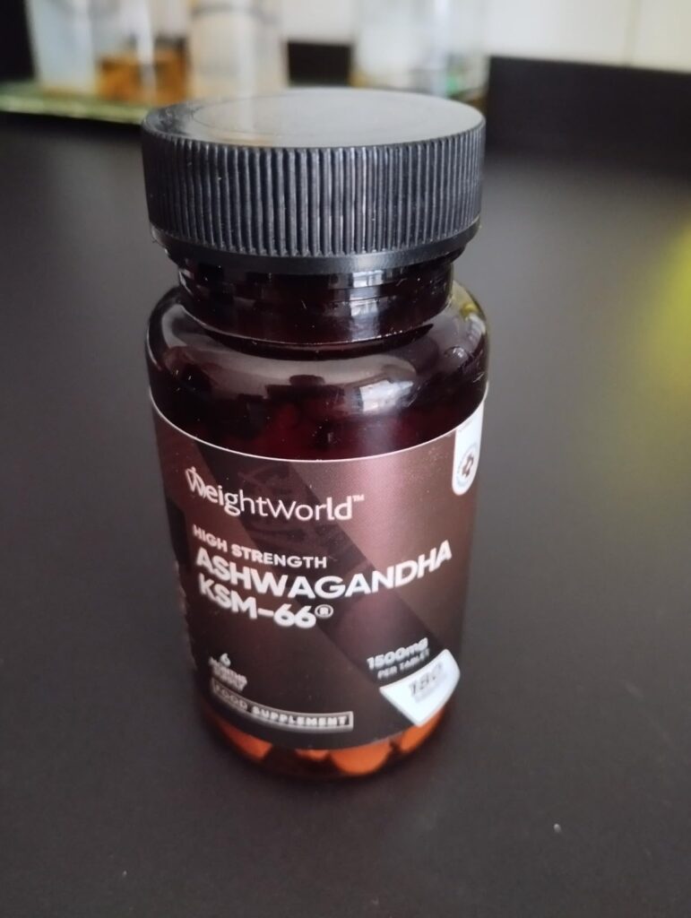 Flacon d'Ashwagandha en gros plan sur une table.