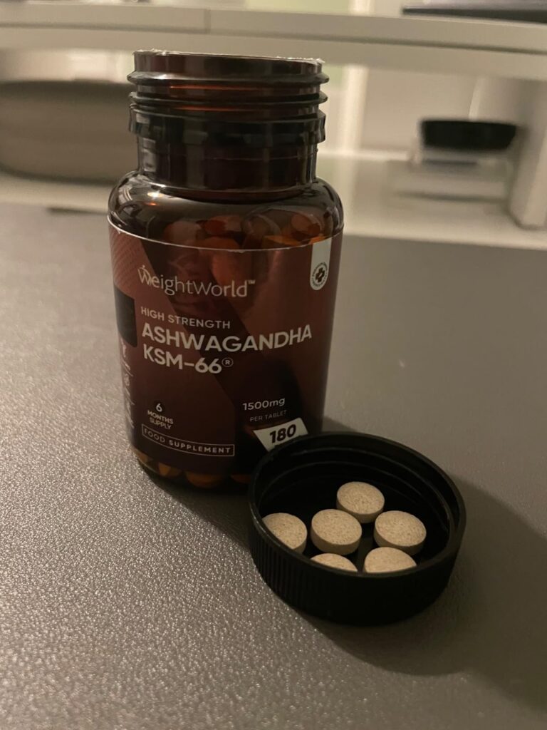 Flacon d'Ashwagandha, bouchon dévissé et rempli de gélules.