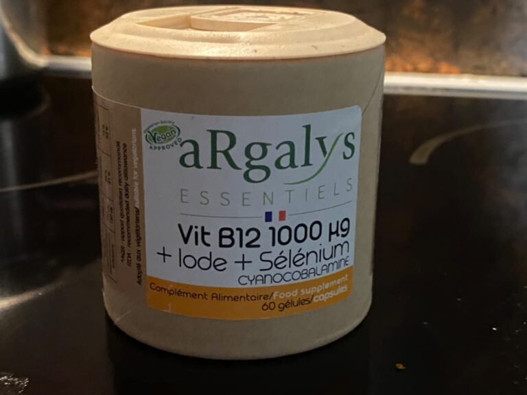 Le pot en carton sur une table de cuisine, avec son étiquette visible.