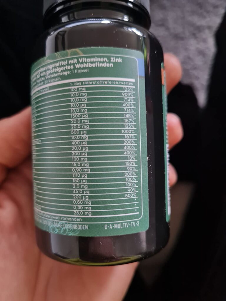 Étiquette du produit, montrant les informations nutritionnelles, sur la bouteille de complément alimentaire. La bouteille est...
