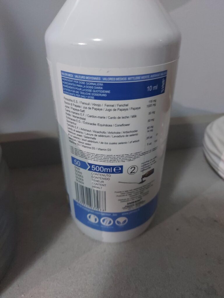 Gros plan sur l'arrière de la bouteille, où figure la composition du produit