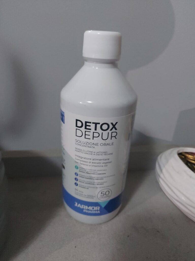 Bouteille de détox sur fond gris, étiquette visible, même angle que l'image 0